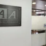 Metal sign on a wall with "4A" and "berto Alvavrez S.L."